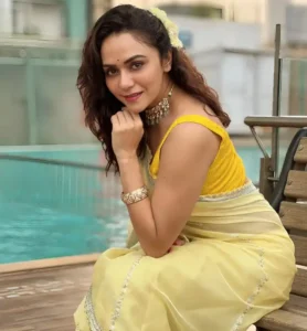 Amruta Khanvilkar Wiki Biography, Age, Height, Family, Husband, Personal Life, Career, Net Worth